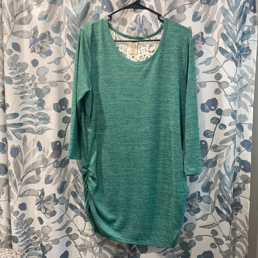 ✨ NWT! ✨ long lace back detail top